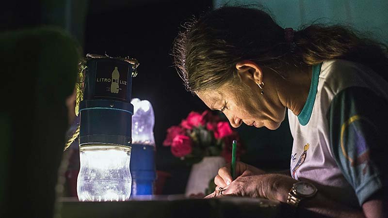 mulher estudando com luminaria manufaturada